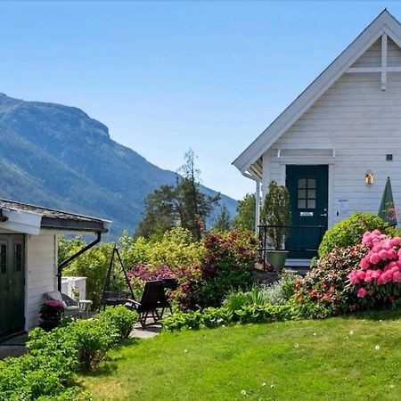 Vila Nydelig Lite Hus Med Egen Vedfyrt Baksteovn. Kaupanger Exteriér fotografie