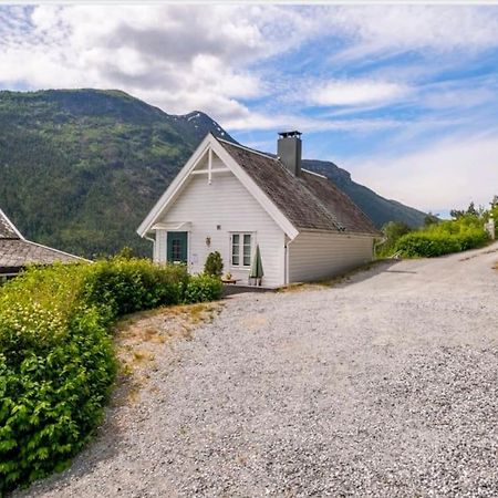 Vila Nydelig Lite Hus Med Egen Vedfyrt Baksteovn. Kaupanger Exteriér fotografie