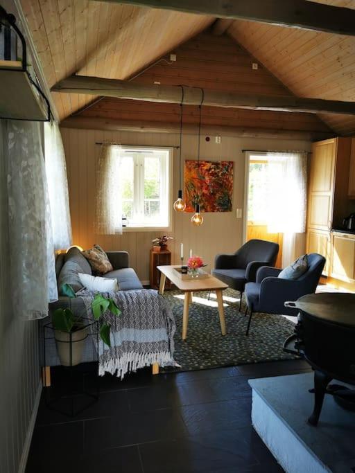 Vila Nydelig Lite Hus Med Egen Vedfyrt Baksteovn. Kaupanger Exteriér fotografie