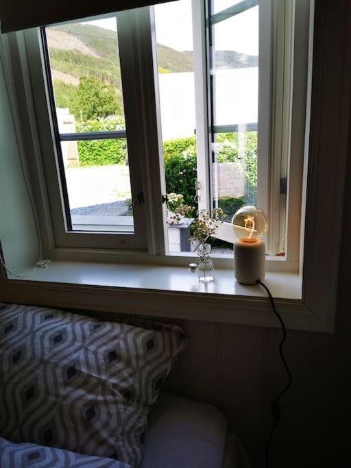 Vila Nydelig Lite Hus Med Egen Vedfyrt Baksteovn. Kaupanger Exteriér fotografie
